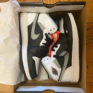 AIR JORDAN 1 MID (GS)
BLACK/WHITE-LT SMOKE GREY
3.5 Y US